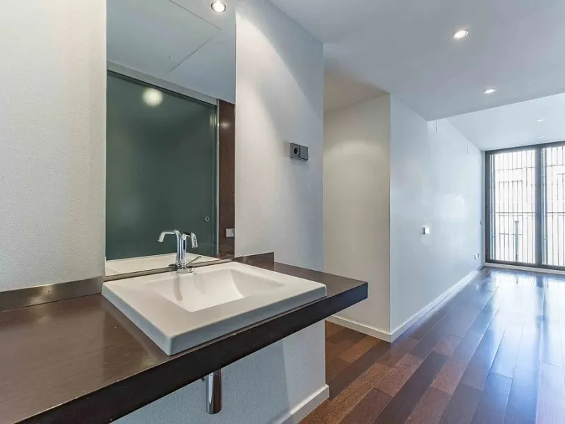 Bright Apartment with Large Balcony and Parking in Galvany, Barcelona
