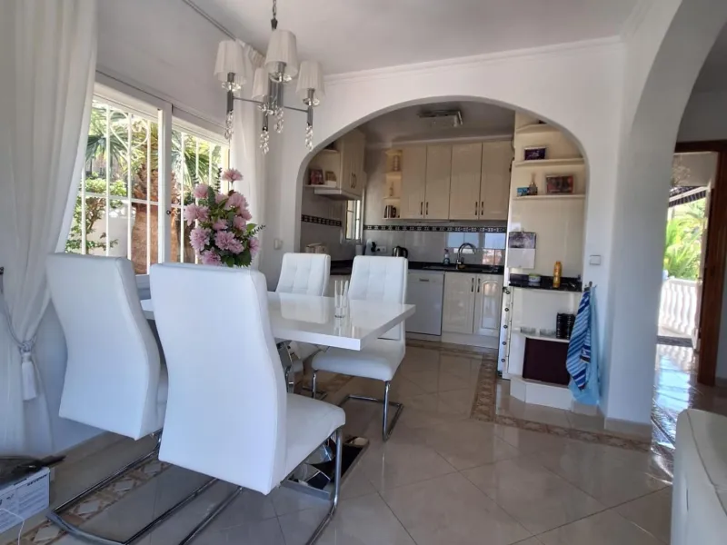 Bonita Villa Independiente con Piscina Privada en La Nucía