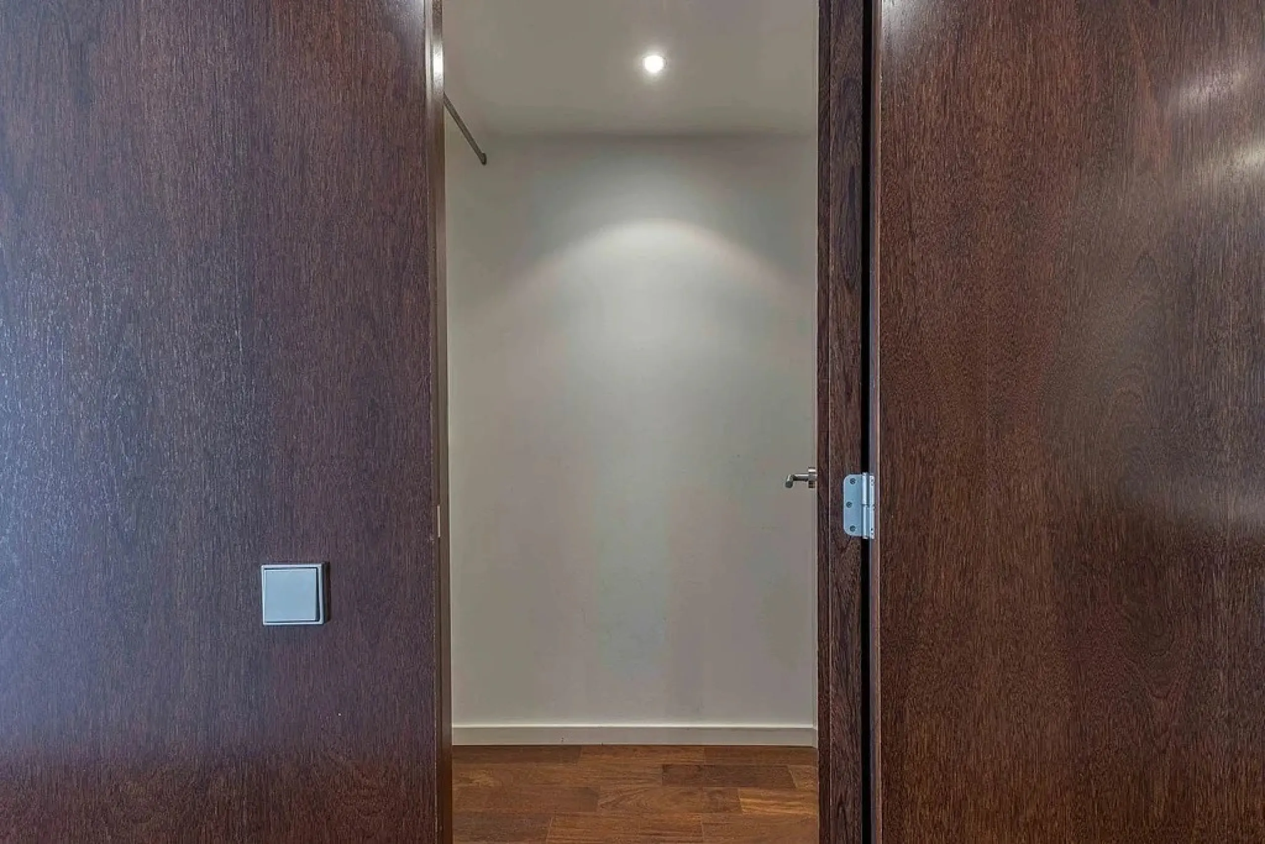 Bright Apartment with Large Balcony and Parking in Galvany, Barcelona