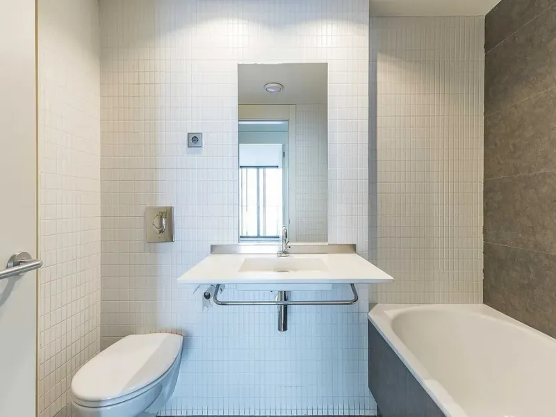 Bright Apartment with Large Balcony and Parking in Galvany, Barcelona