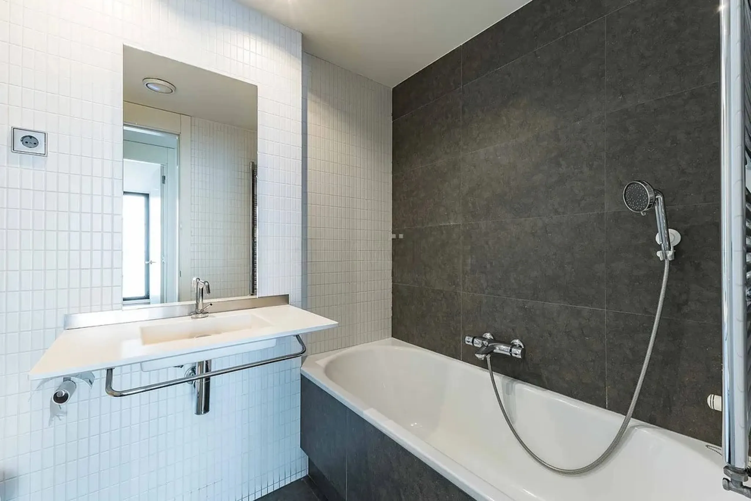 Bright Apartment with Large Balcony and Parking in Galvany, Barcelona