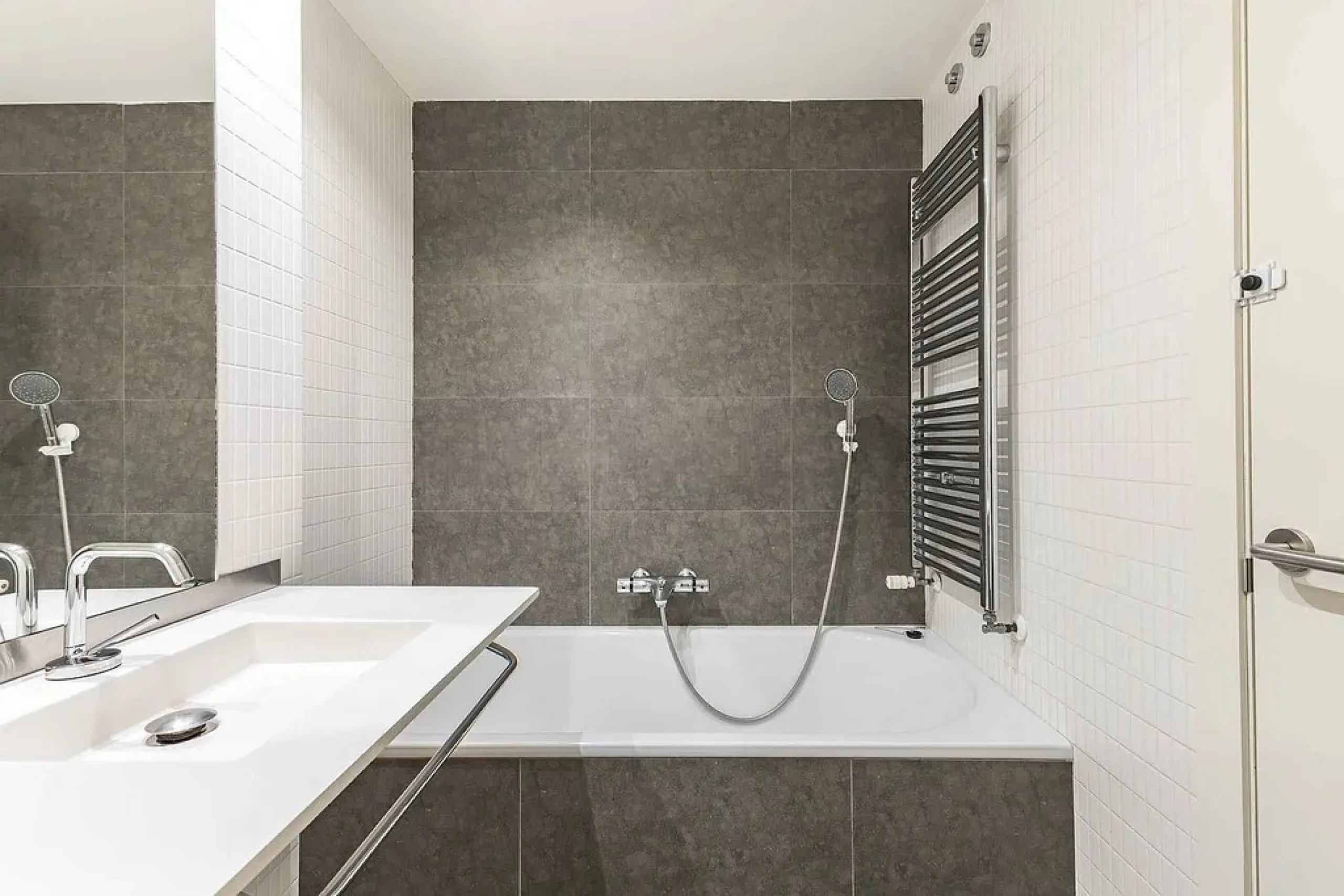 Bright Apartment with Large Balcony and Parking in Galvany, Barcelona