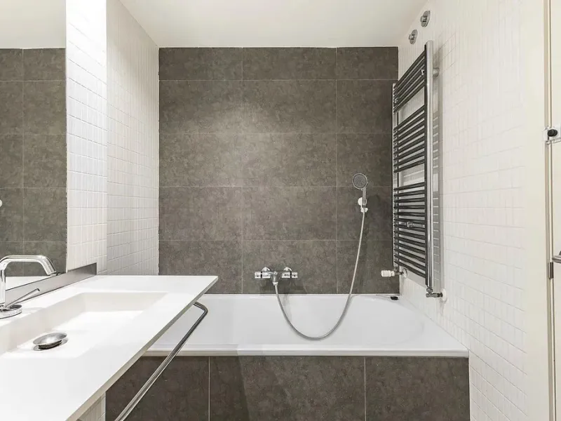 Bright Apartment with Large Balcony and Parking in Galvany, Barcelona