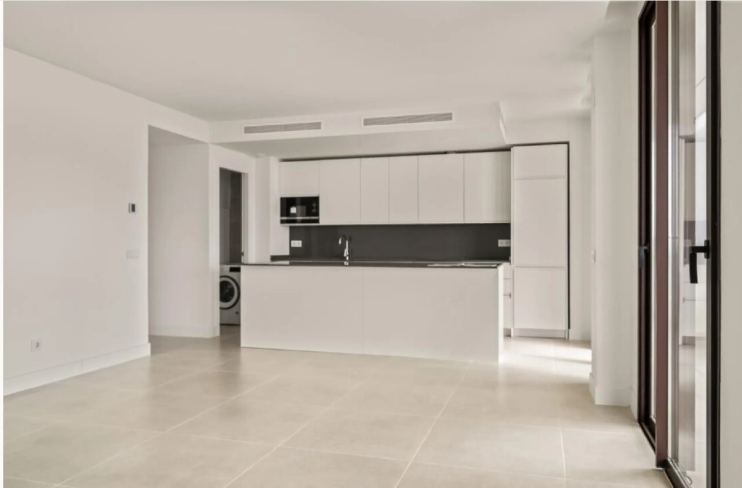 Discover elevated Mediterranean living in this striking penthouse in Reserva del Higuerón, ideally situated just a short 400-meter walk from the beaches of Fuengirola.