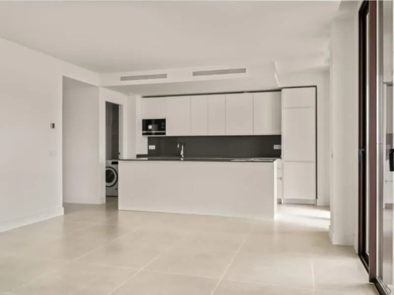 Discover elevated Mediterranean living in this striking penthouse in Reserva del Higuerón, ideally situated just a short 400-meter walk from the beaches of Fuengirola.