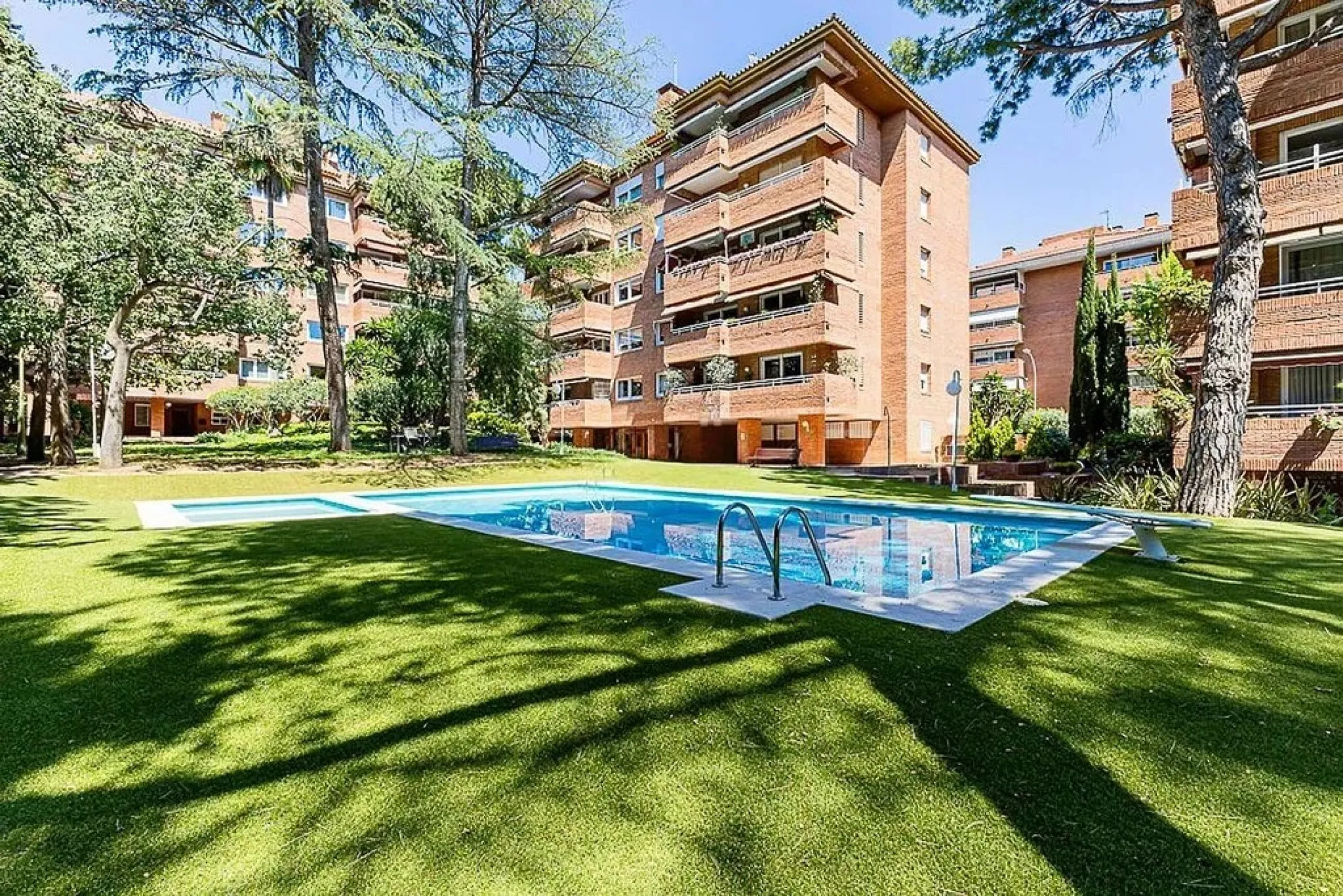 Ground Floor Apartment with Community Pool in Pedralbes, Barcelona