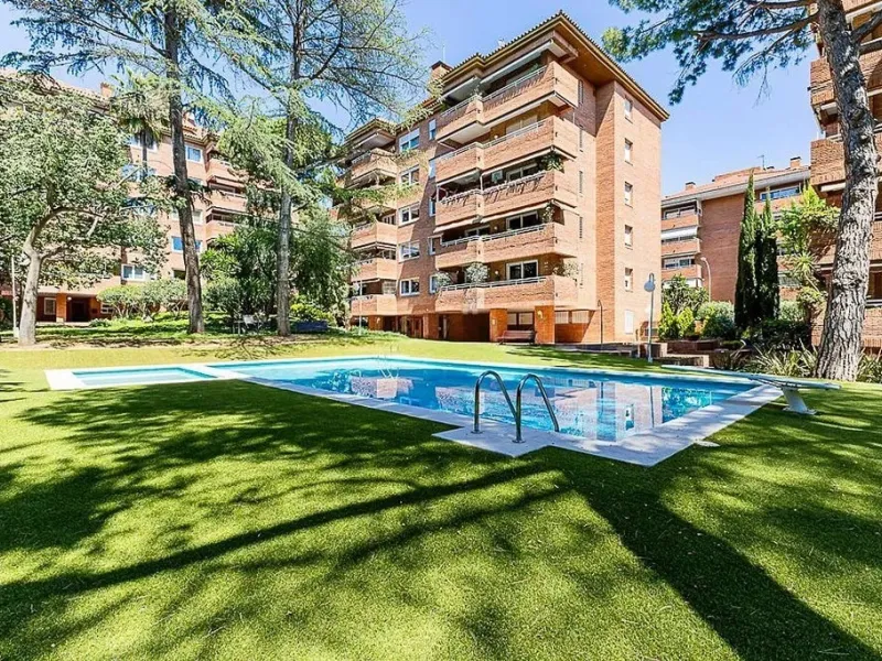 Ground Floor Apartment with Community Pool in Pedralbes, Barcelona