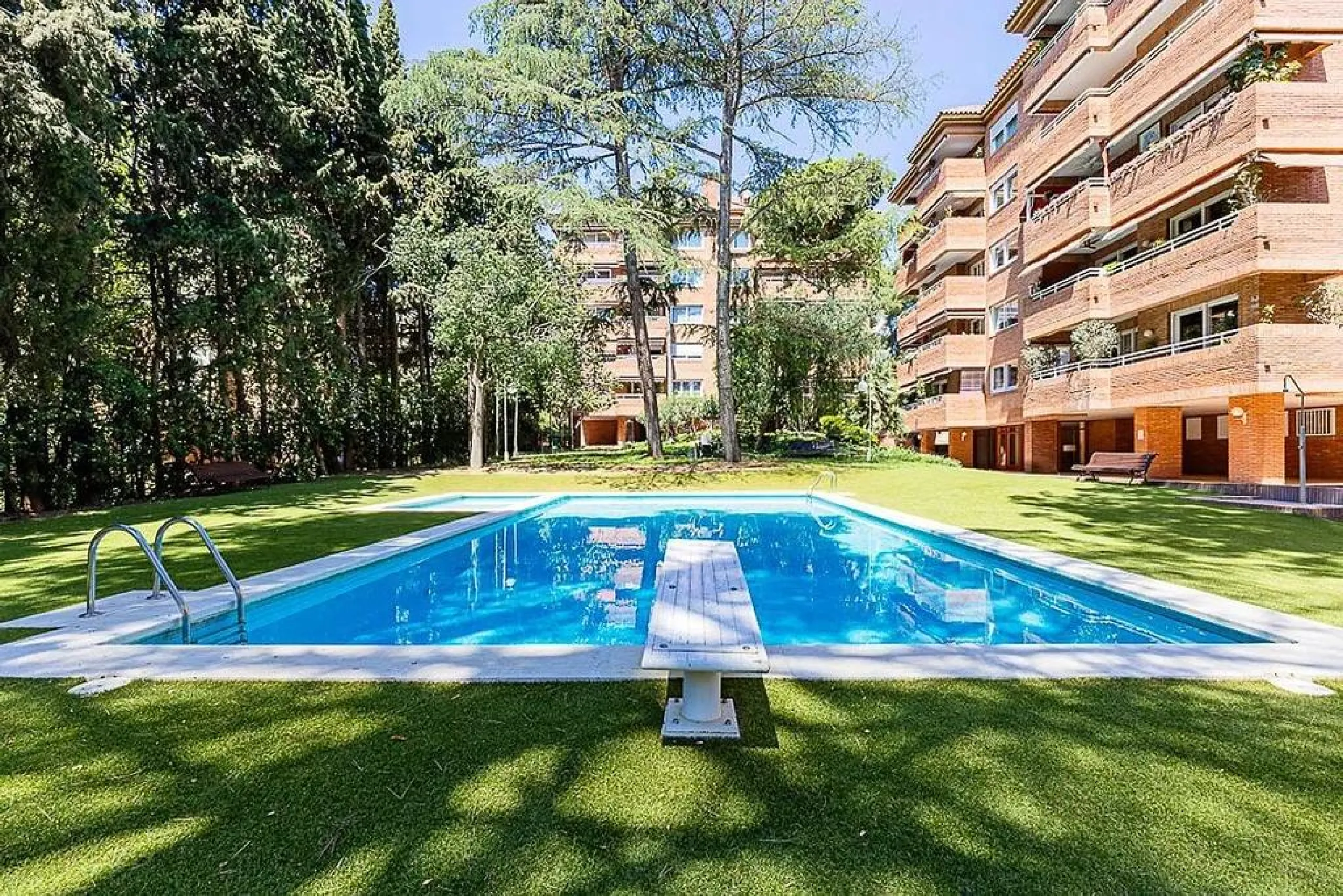 Ground Floor Apartment with Community Pool in Pedralbes, Barcelona