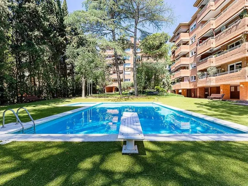 Ground Floor Apartment with Community Pool in Pedralbes, Barcelona