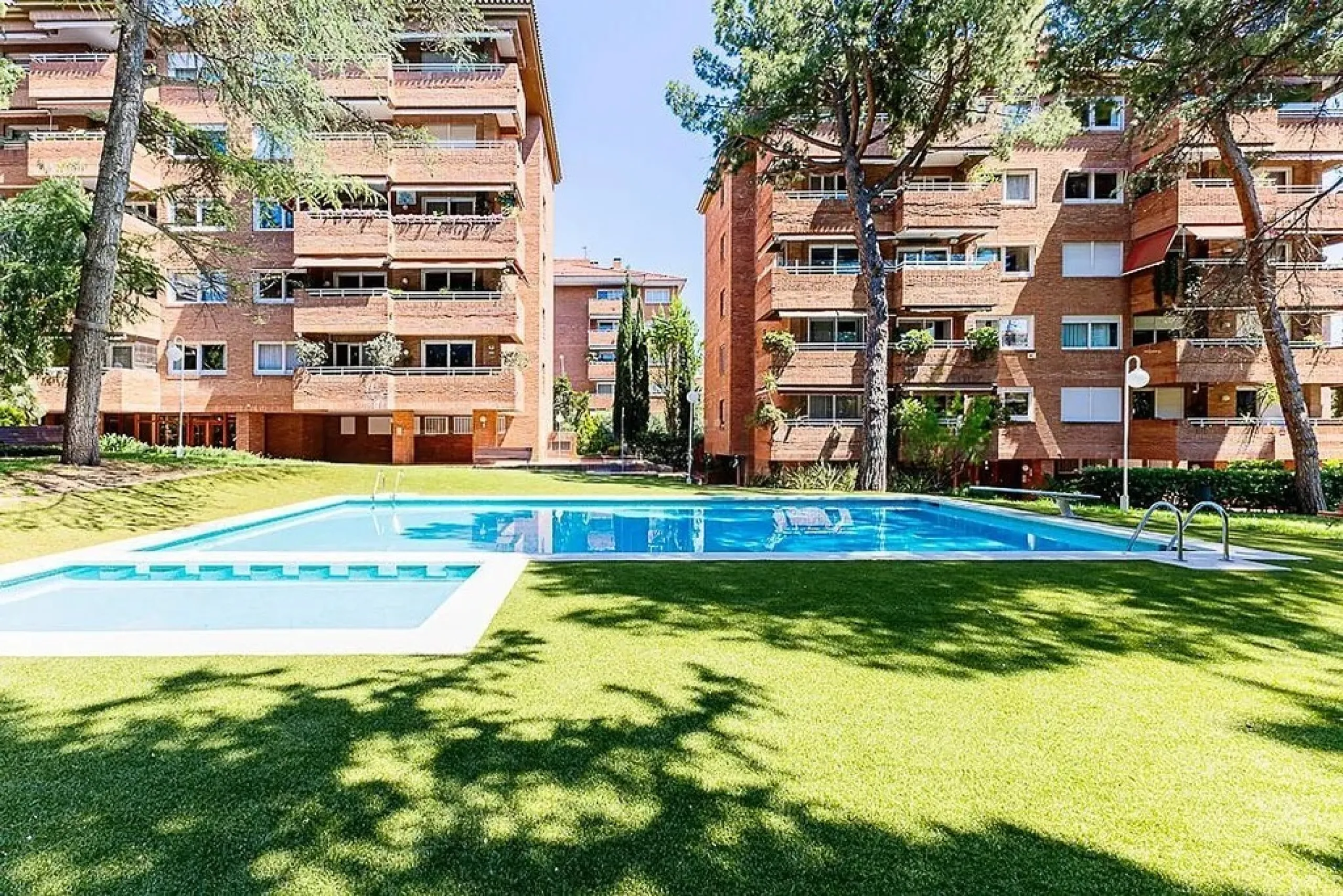 Ground Floor Apartment with Community Pool in Pedralbes, Barcelona