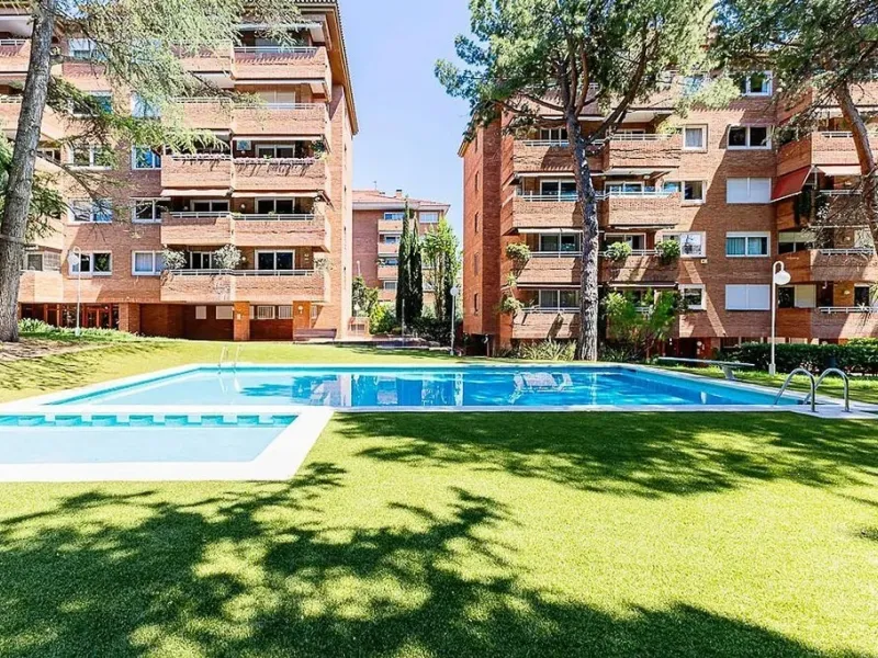 Ground Floor Apartment with Community Pool in Pedralbes, Barcelona