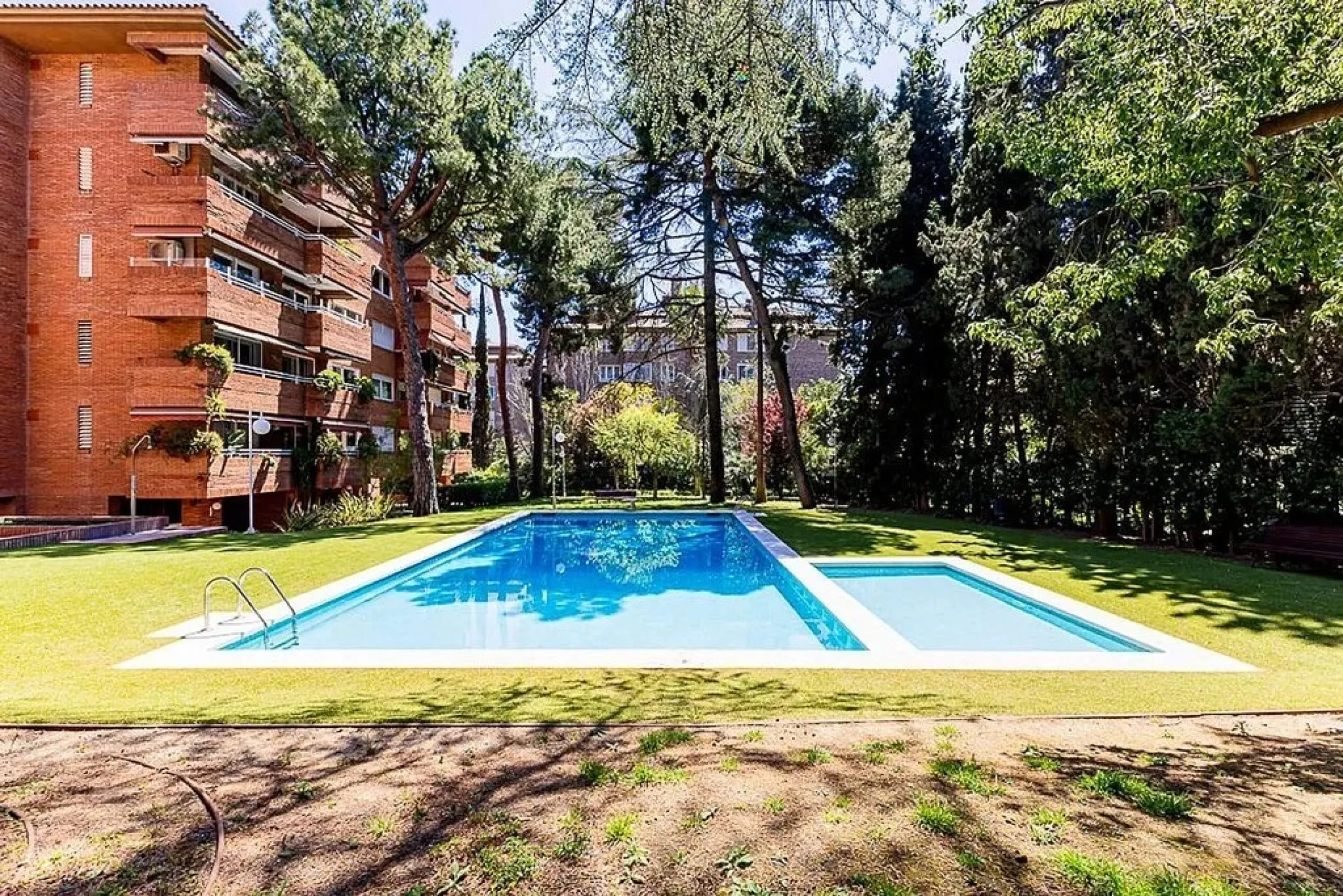 Ground Floor Apartment with Community Pool in Pedralbes, Barcelona