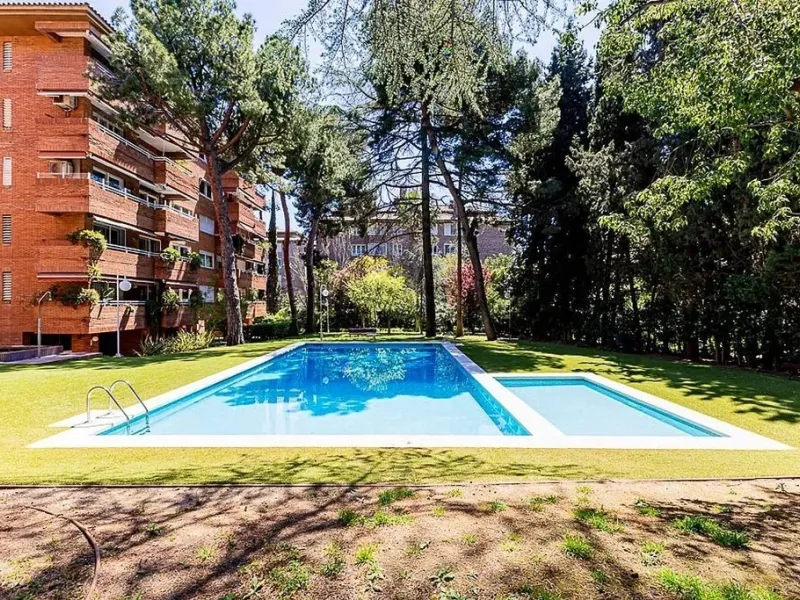 Ground Floor Apartment with Community Pool in Pedralbes, Barcelona