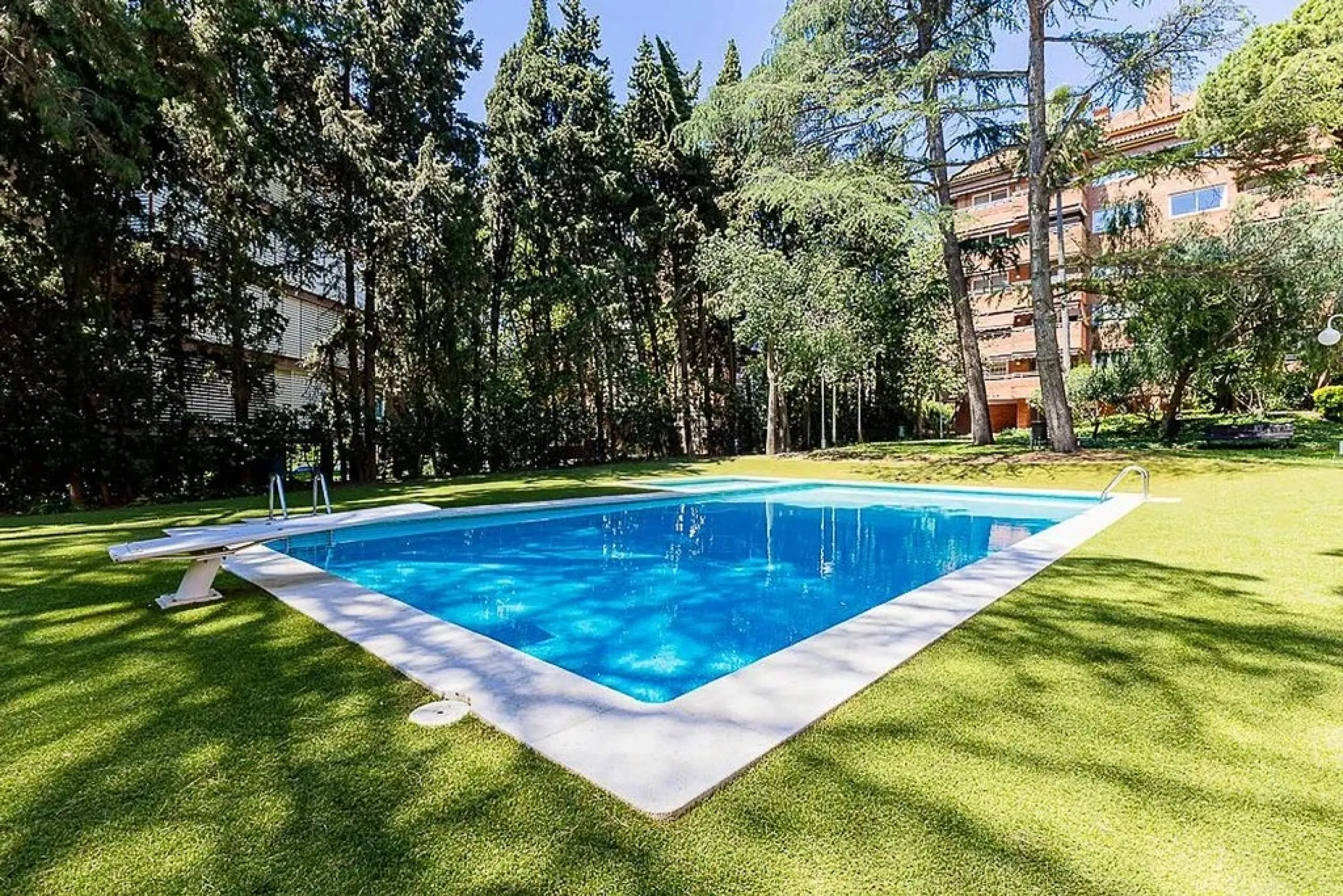 Ground Floor Apartment with Community Pool in Pedralbes, Barcelona