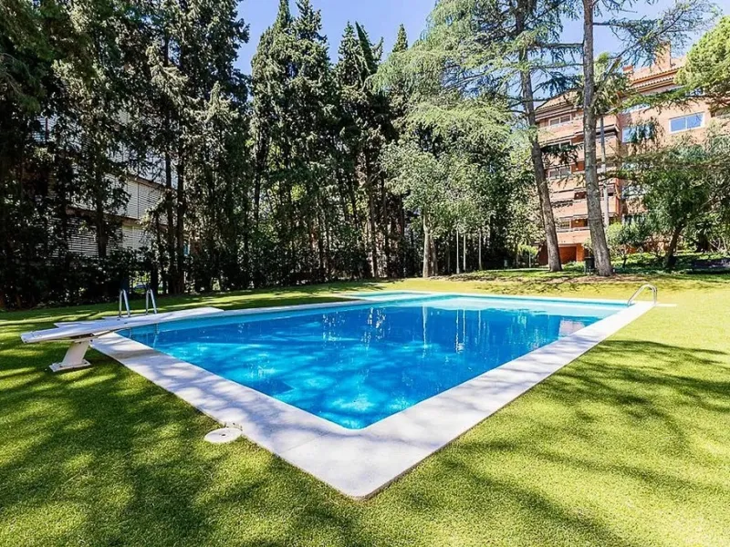 Ground Floor Apartment with Community Pool in Pedralbes, Barcelona