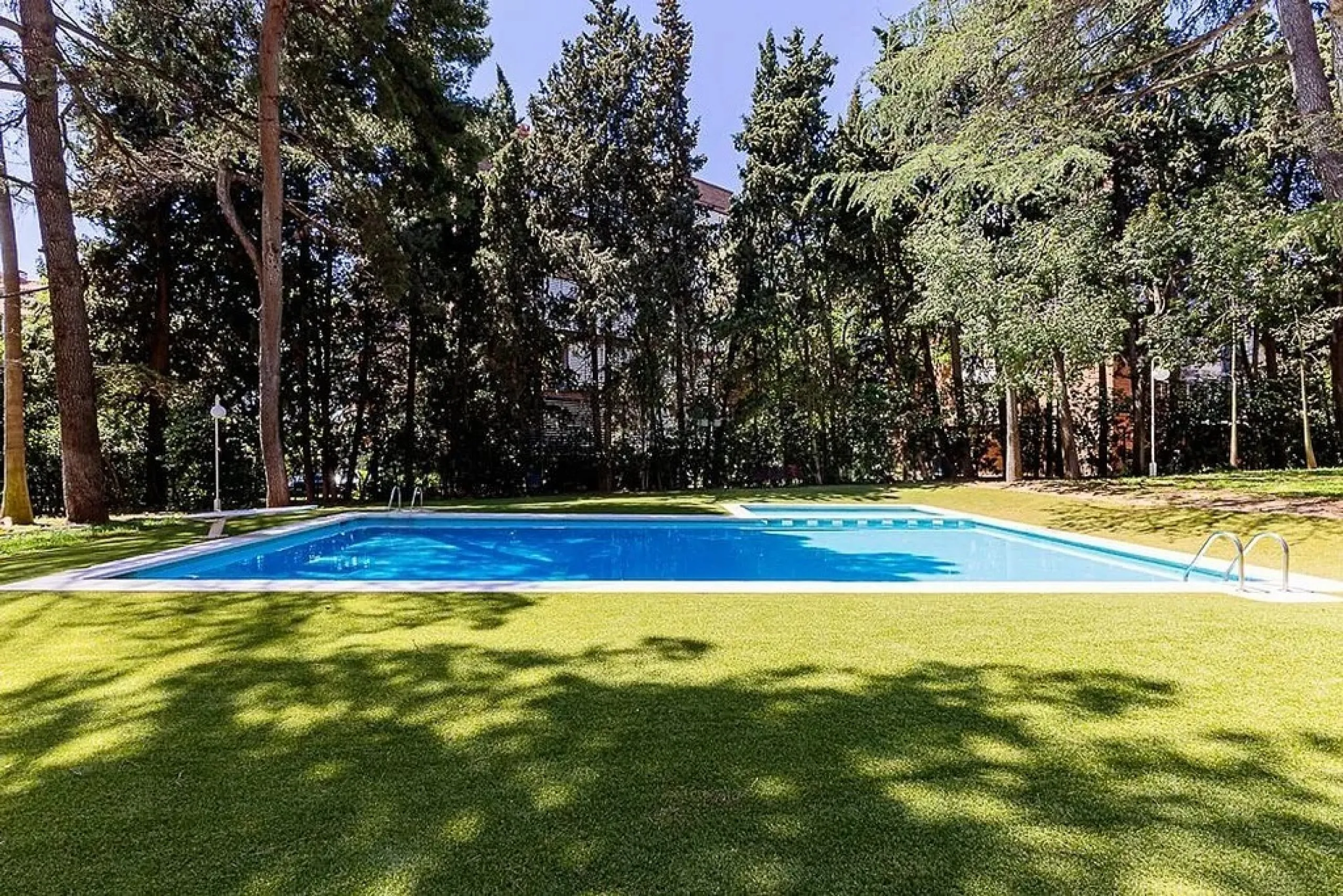 Ground Floor Apartment with Community Pool in Pedralbes, Barcelona