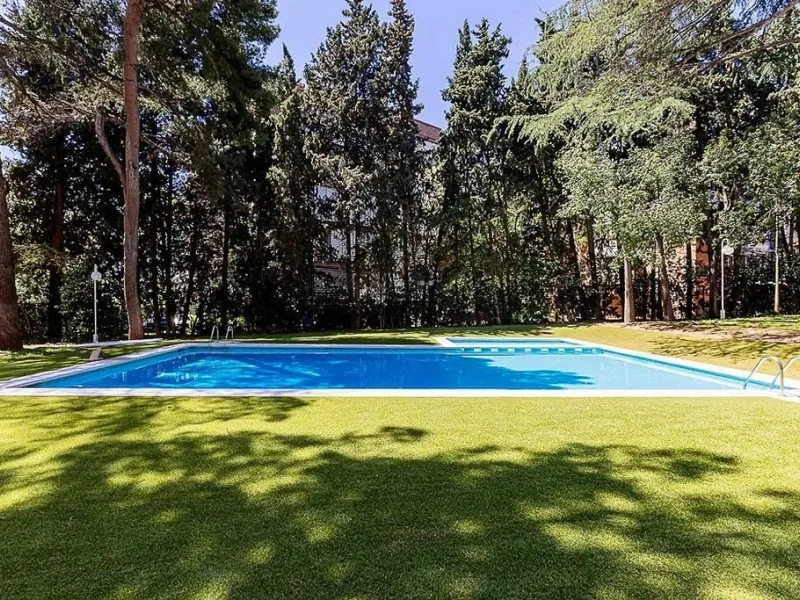 Ground Floor Apartment with Community Pool in Pedralbes, Barcelona