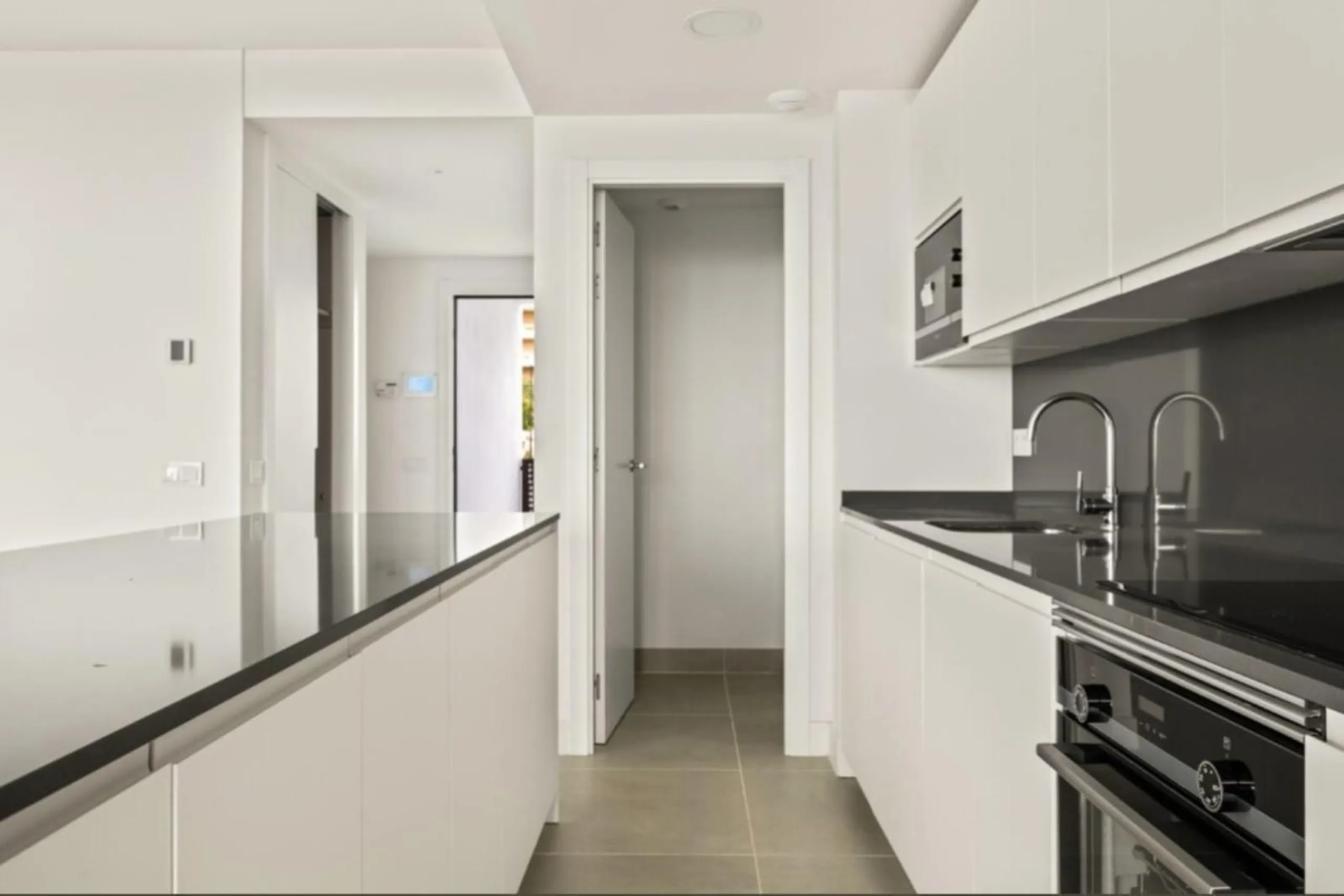 Discover elevated Mediterranean living in this striking penthouse in Reserva del Higuerón, ideally situated just a short 400-meter walk from the beaches of Fuengirola.