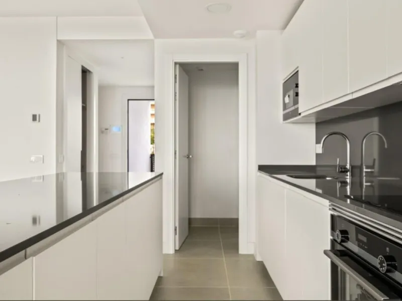 Discover elevated Mediterranean living in this striking penthouse in Reserva del Higuerón, ideally situated just a short 400-meter walk from the beaches of Fuengirola.