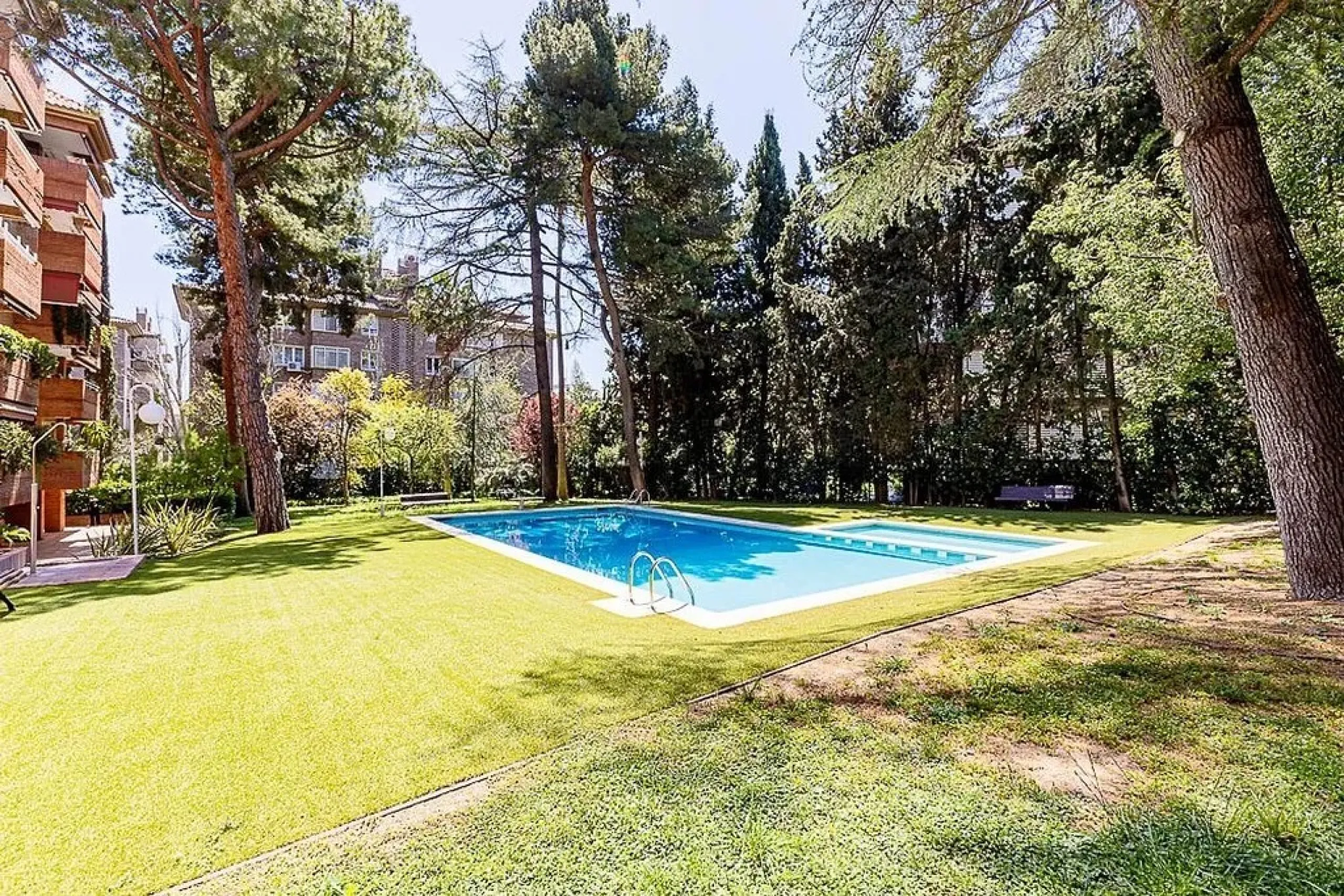 Ground Floor Apartment with Community Pool in Pedralbes, Barcelona