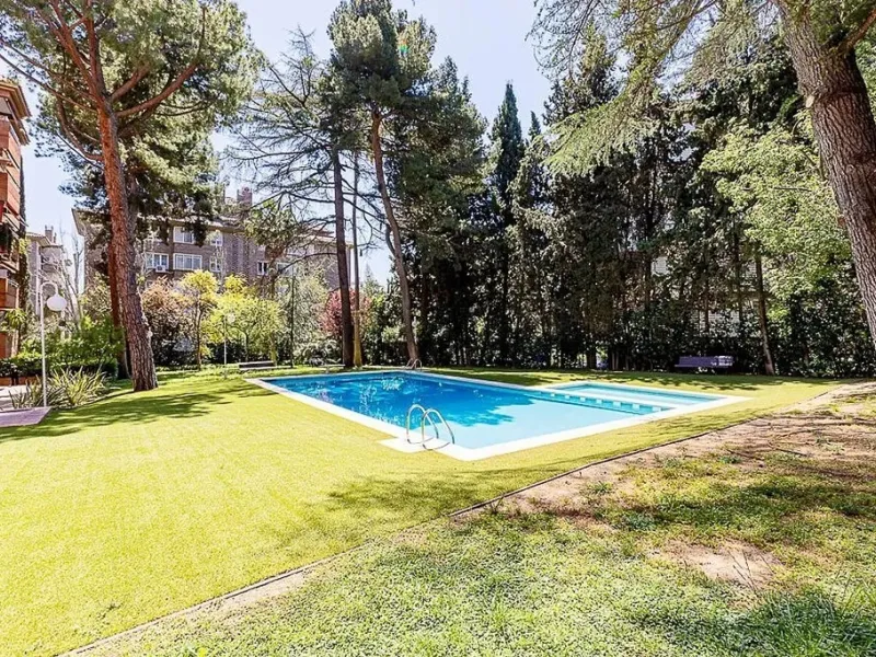 Ground Floor Apartment with Community Pool in Pedralbes, Barcelona