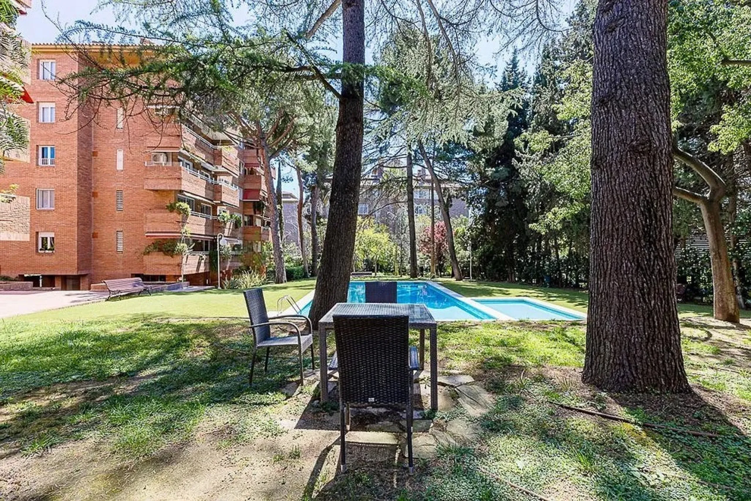 Ground Floor Apartment with Community Pool in Pedralbes, Barcelona