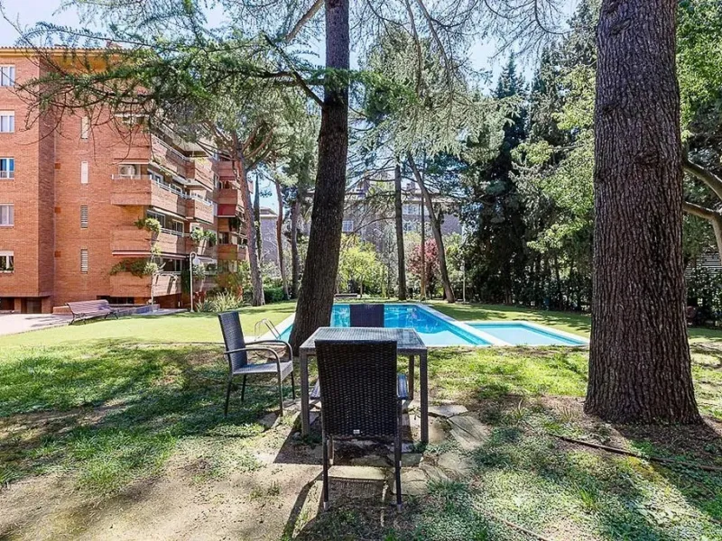 Ground Floor Apartment with Community Pool in Pedralbes, Barcelona