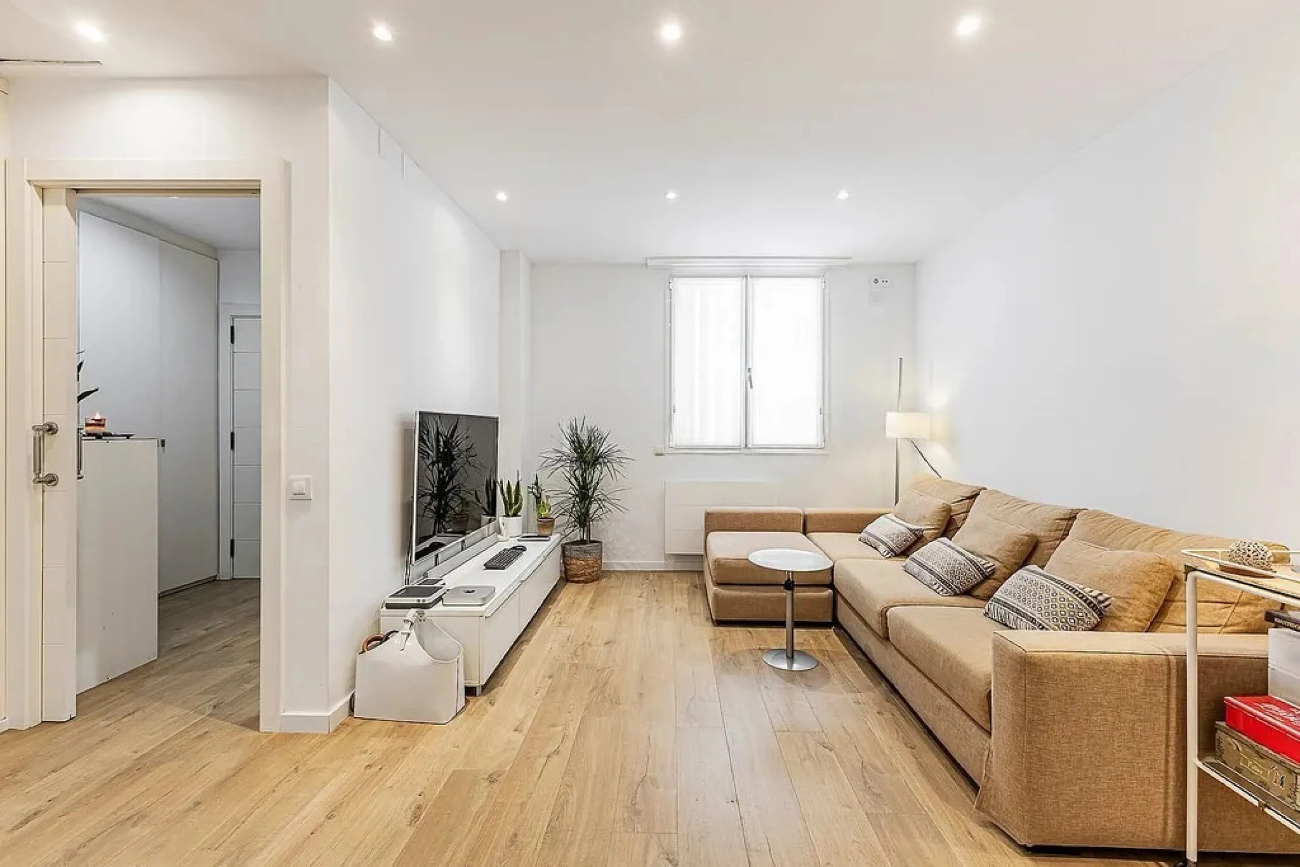 Ground Floor Apartment with Community Pool in Pedralbes, Barcelona
