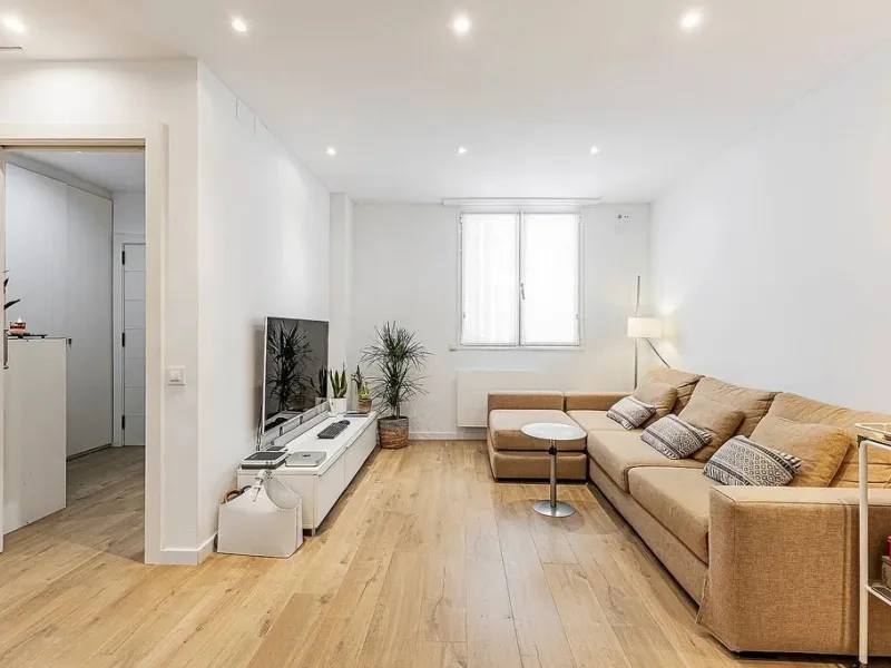 Ground Floor Apartment with Community Pool in Pedralbes, Barcelona