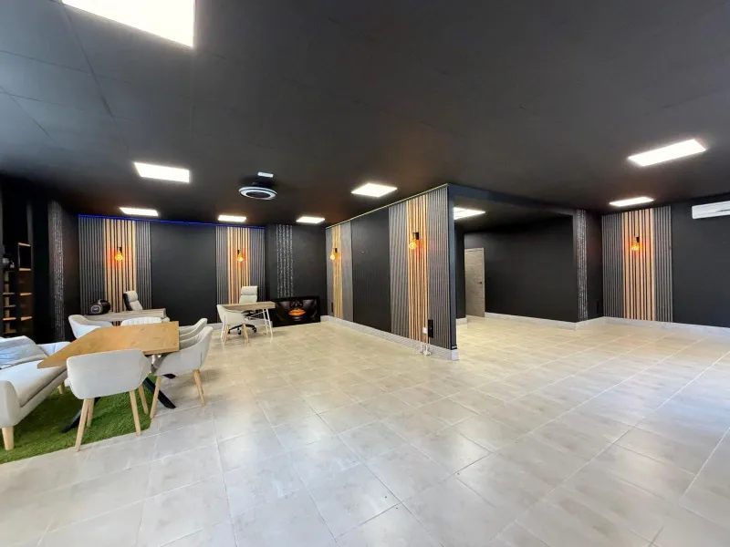 COMMERCIAL SPACE IN A TOP LOCATION OF TORREVIEJA AND 200 METERS FROM LOS LOCOS BEACH. WITH A TOTAL AREA OF 121 M².