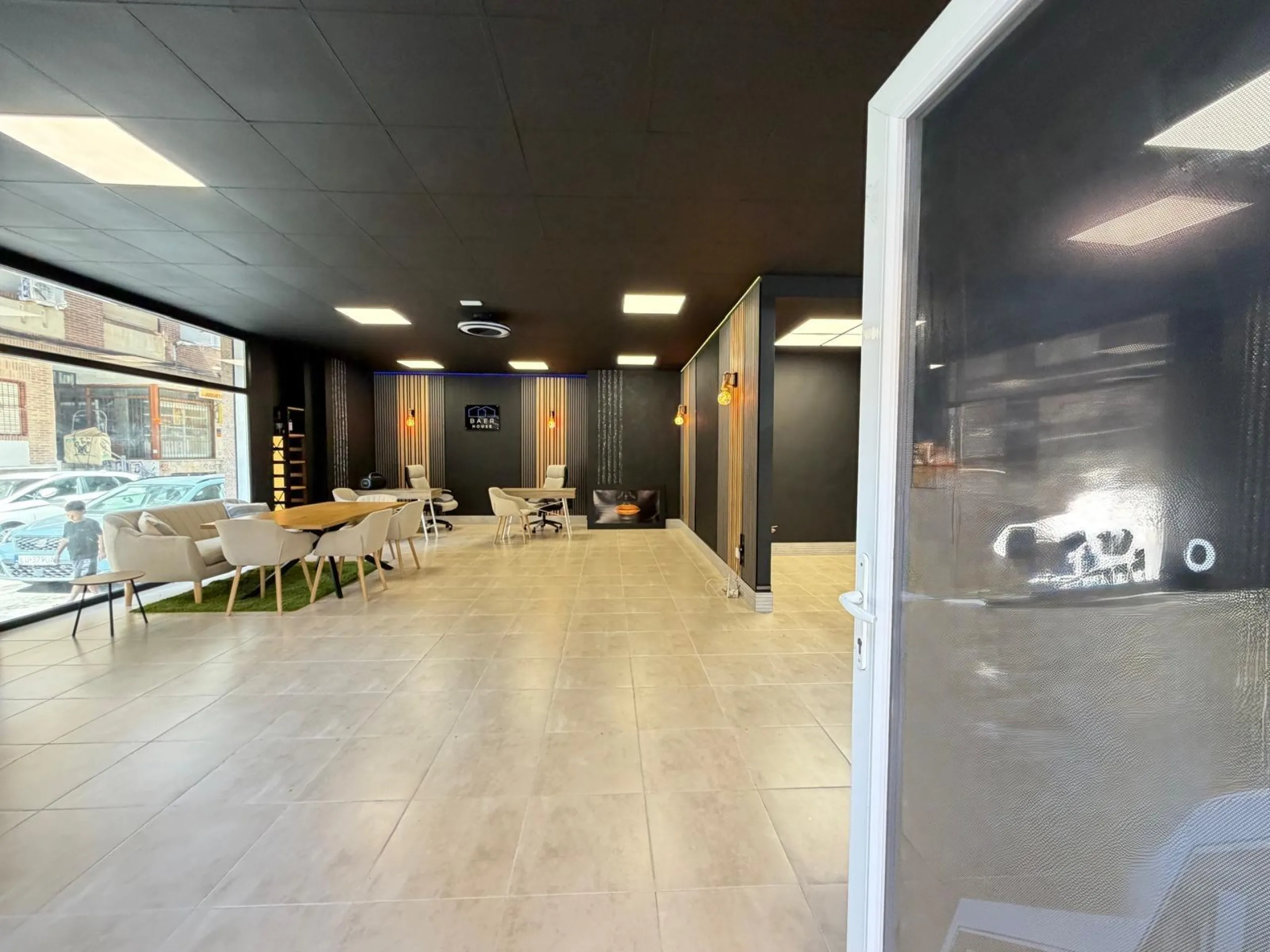 COMMERCIAL SPACE IN A TOP LOCATION OF TORREVIEJA AND 200 METERS FROM LOS LOCOS BEACH. WITH A TOTAL AREA OF 121 M².