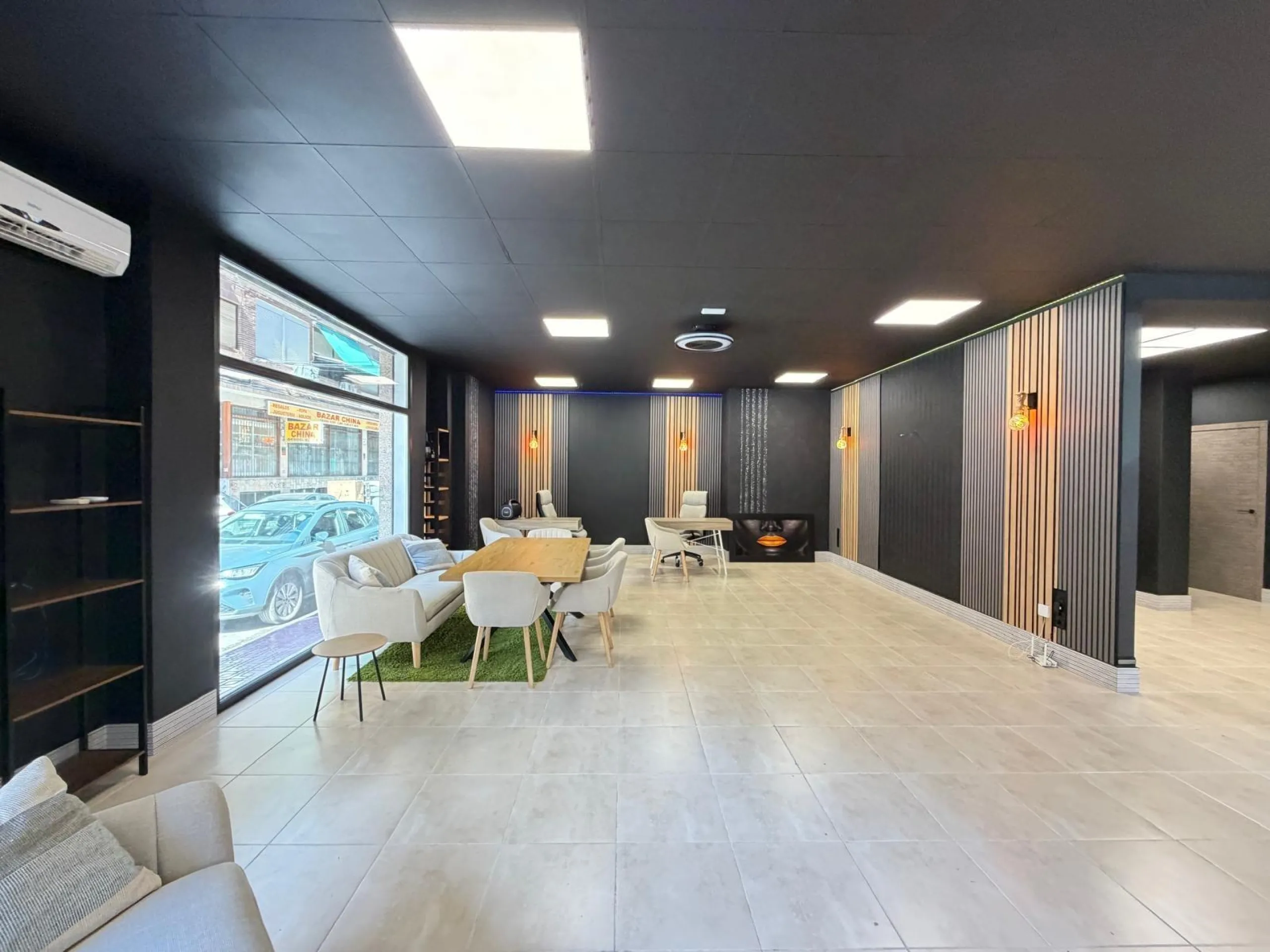 COMMERCIAL SPACE IN A TOP LOCATION OF TORREVIEJA AND 200 METERS FROM LOS LOCOS BEACH. WITH A TOTAL AREA OF 121 M².