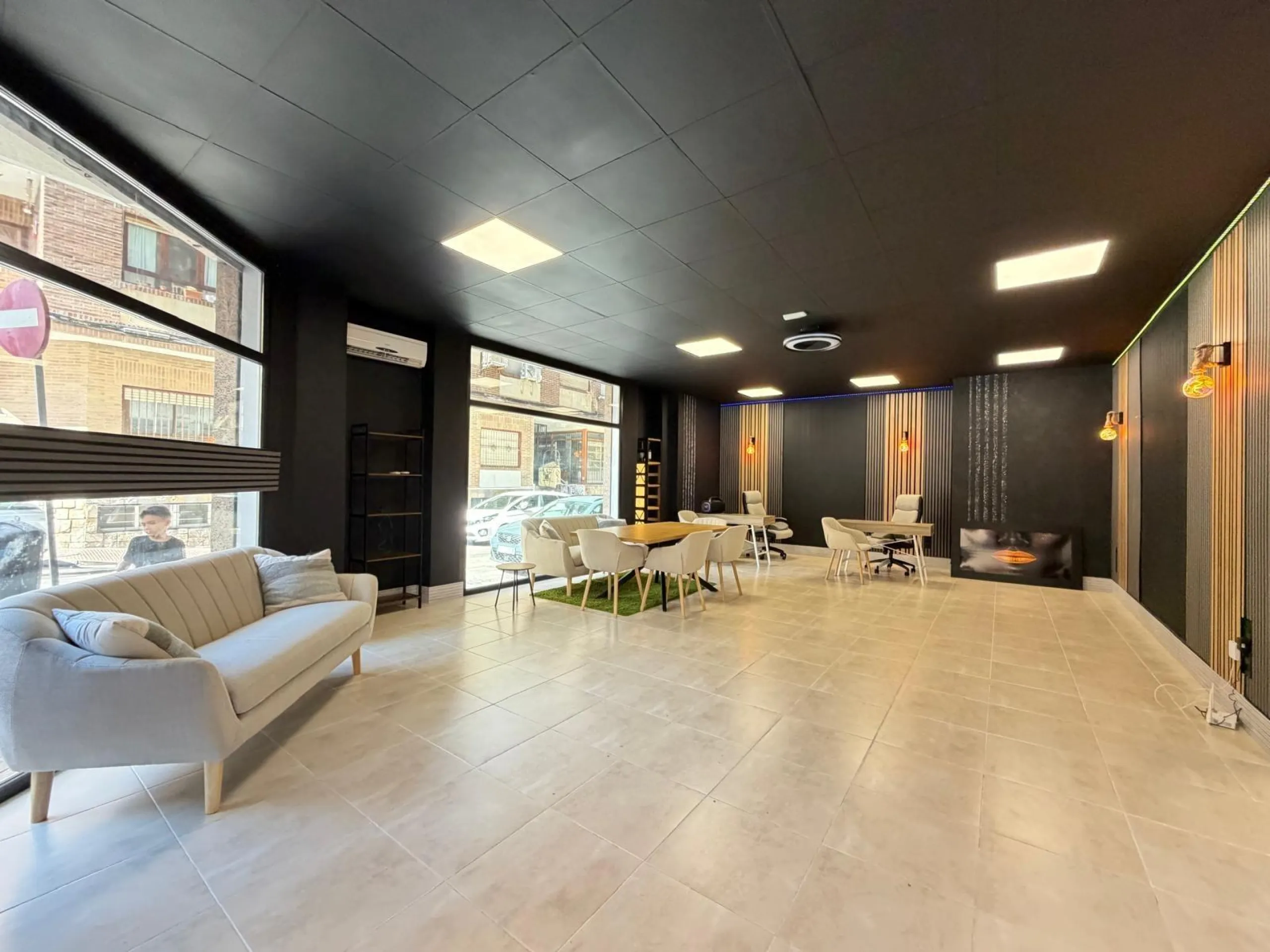 COMMERCIAL SPACE IN A TOP LOCATION OF TORREVIEJA AND 200 METERS FROM LOS LOCOS BEACH. WITH A TOTAL AREA OF 121 M².