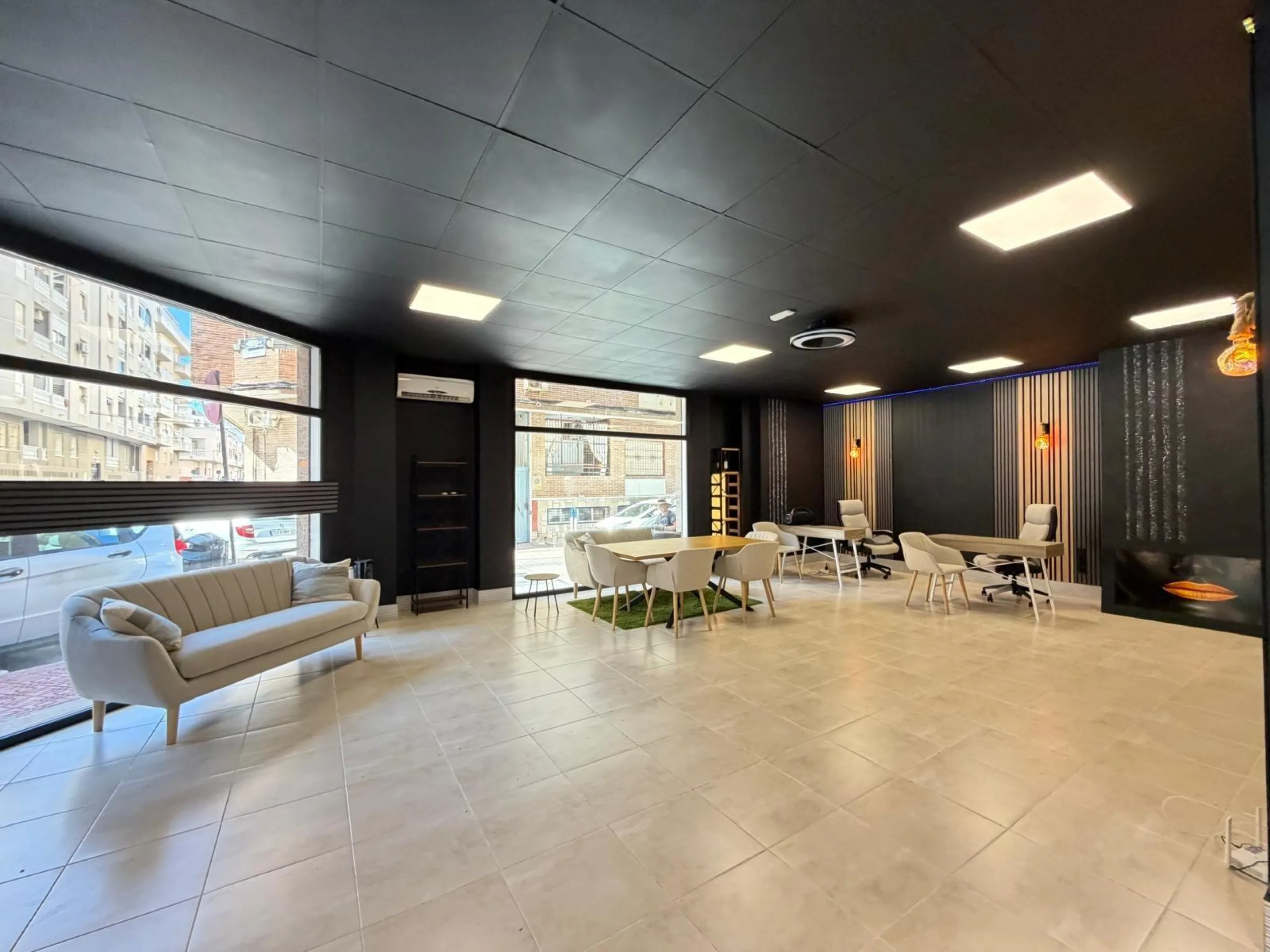 COMMERCIAL SPACE IN A TOP LOCATION OF TORREVIEJA AND 200 METERS FROM LOS LOCOS BEACH. WITH A TOTAL AREA OF 121 M².