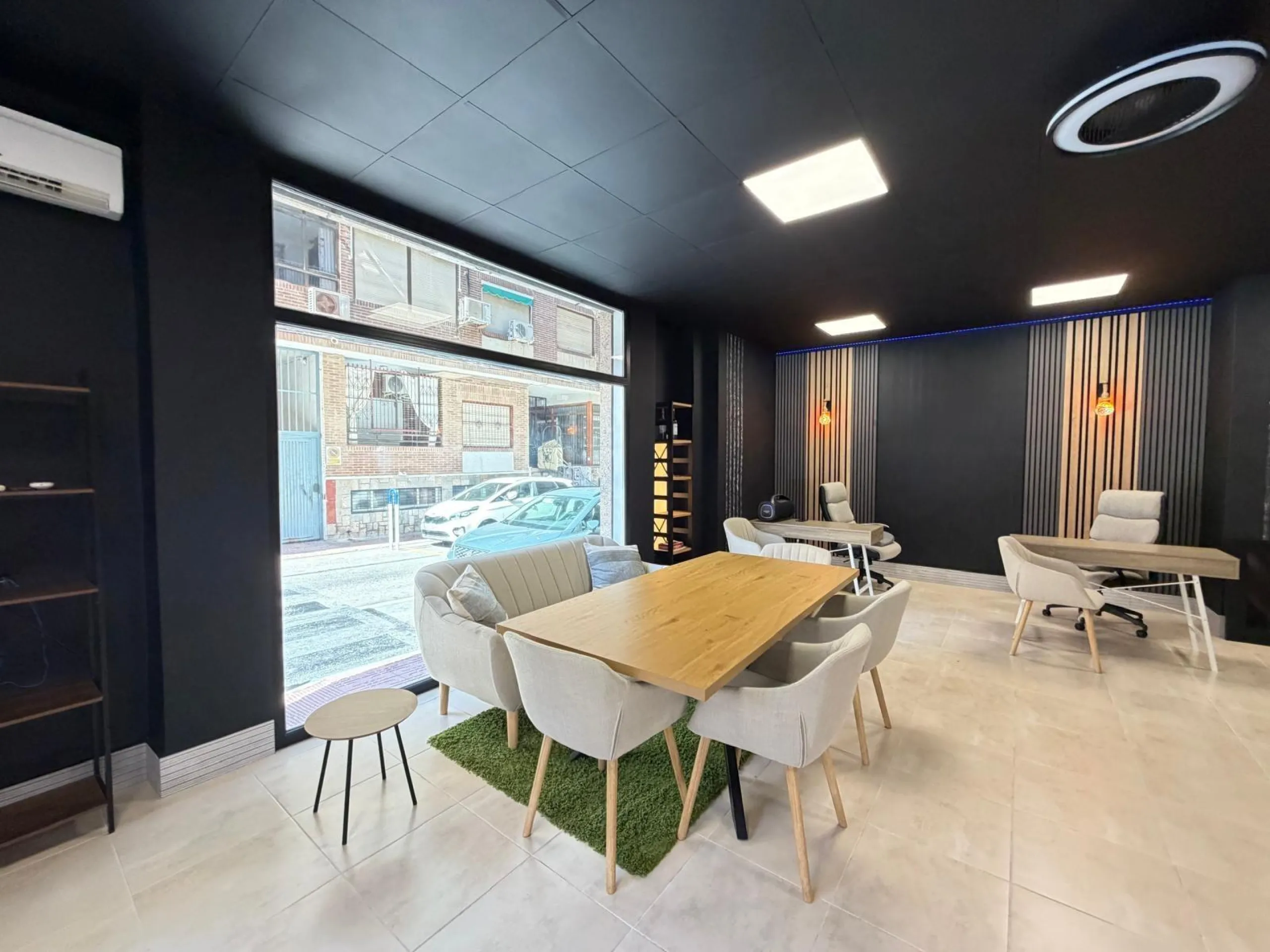 COMMERCIAL SPACE IN A TOP LOCATION OF TORREVIEJA AND 200 METERS FROM LOS LOCOS BEACH. WITH A TOTAL AREA OF 121 M².