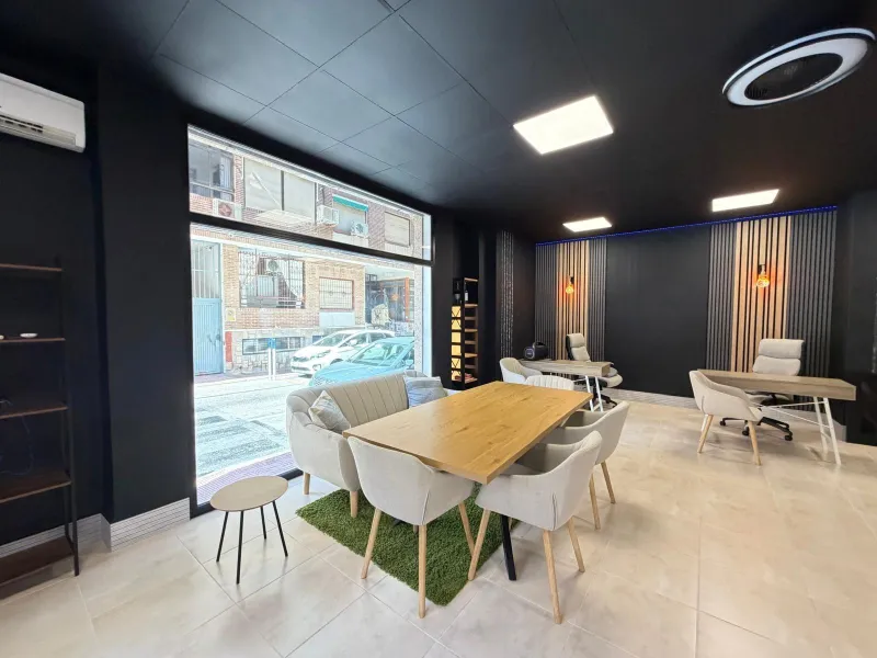 COMMERCIAL SPACE IN A TOP LOCATION OF TORREVIEJA AND 200 METERS FROM LOS LOCOS BEACH. WITH A TOTAL AREA OF 121 M².