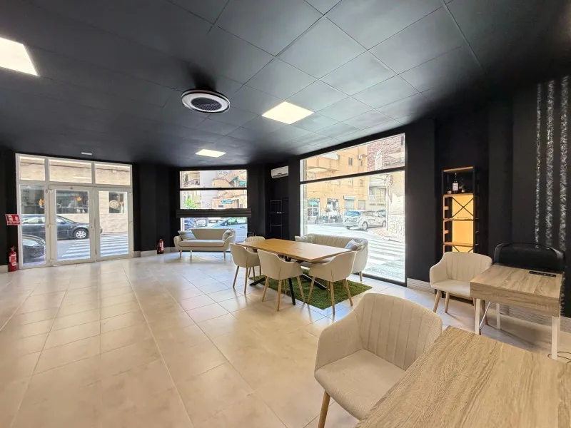 COMMERCIAL SPACE IN A TOP LOCATION OF TORREVIEJA AND 200 METERS FROM LOS LOCOS BEACH. WITH A TOTAL AREA OF 121 M².