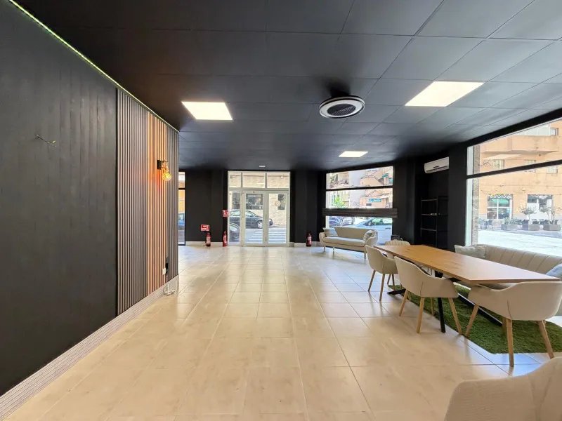 COMMERCIAL SPACE IN A TOP LOCATION OF TORREVIEJA AND 200 METERS FROM LOS LOCOS BEACH. WITH A TOTAL AREA OF 121 M².