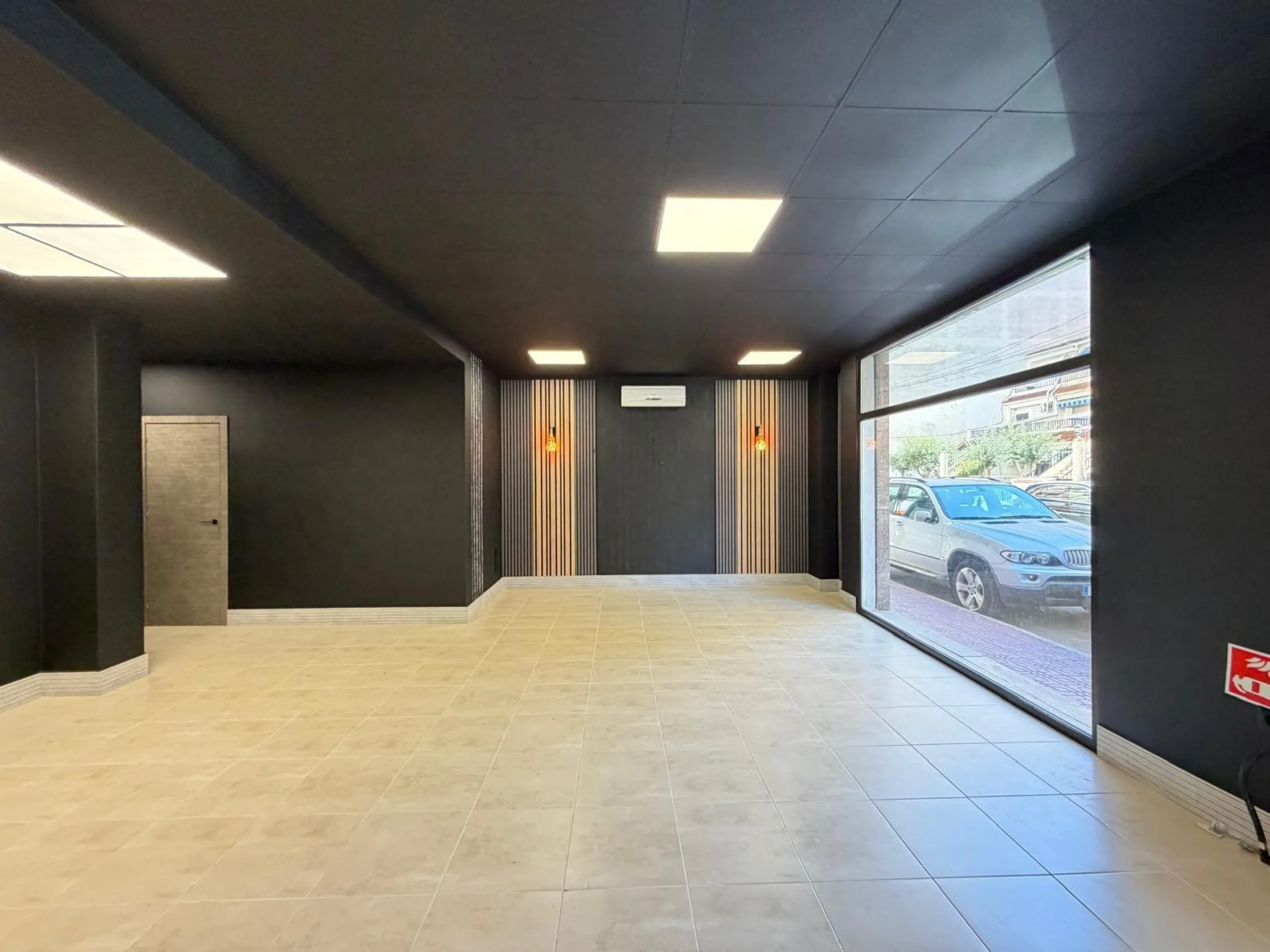 COMMERCIAL SPACE IN A TOP LOCATION OF TORREVIEJA AND 200 METERS FROM LOS LOCOS BEACH. WITH A TOTAL AREA OF 121 M².