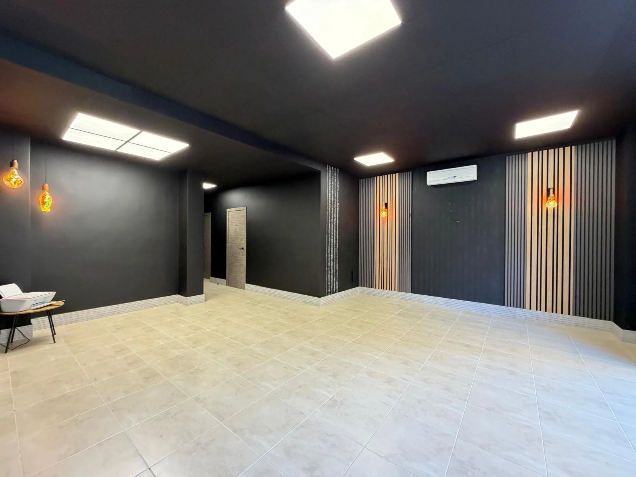 COMMERCIAL SPACE IN A TOP LOCATION OF TORREVIEJA AND 200 METERS FROM LOS LOCOS BEACH. WITH A TOTAL AREA OF 121 M².