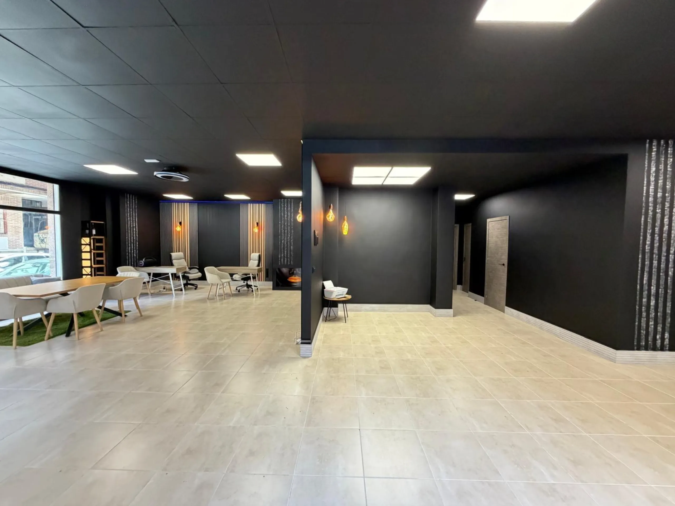 COMMERCIAL SPACE IN A TOP LOCATION OF TORREVIEJA AND 200 METERS FROM LOS LOCOS BEACH. WITH A TOTAL AREA OF 121 M².
