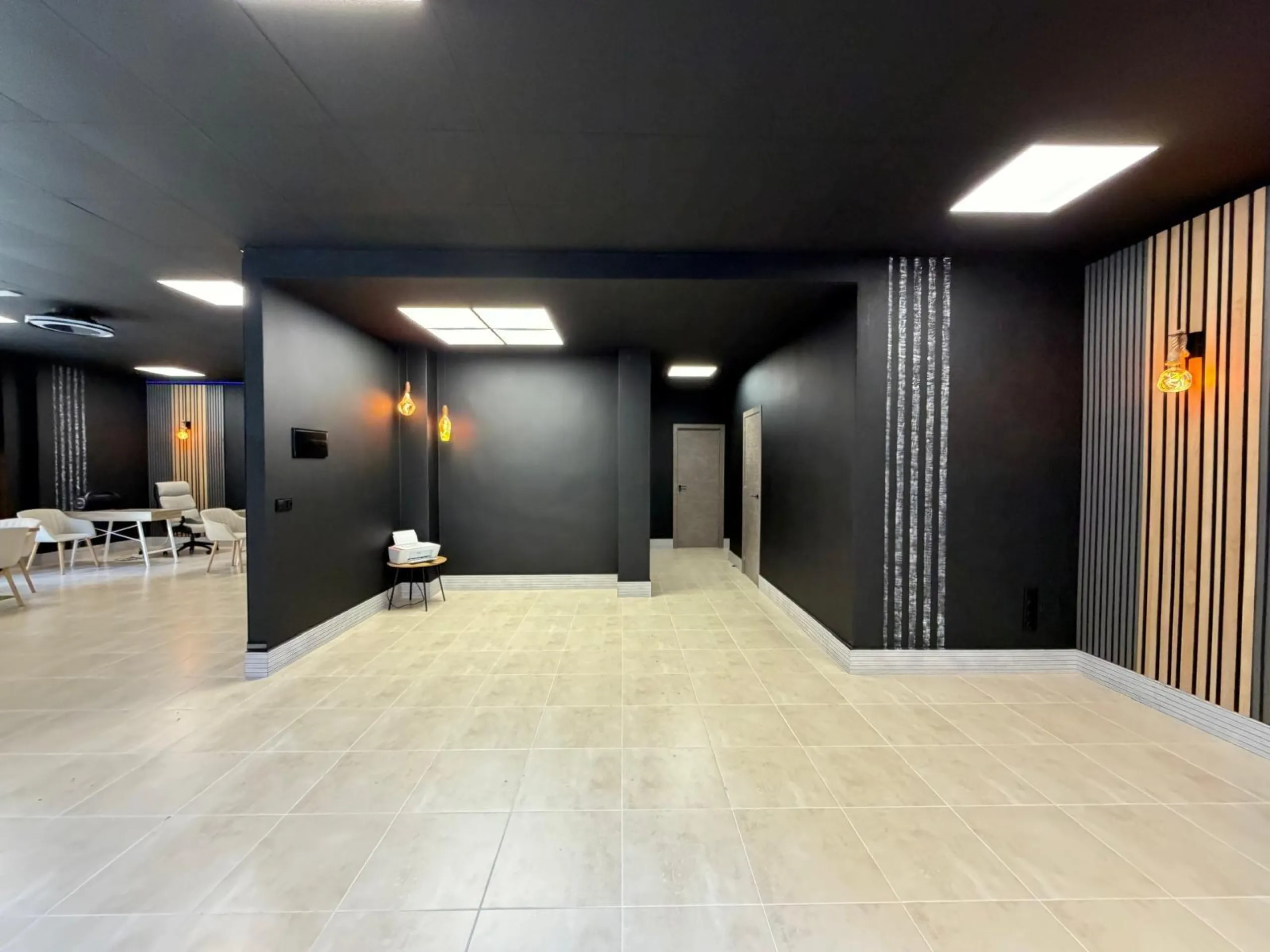 COMMERCIAL SPACE IN A TOP LOCATION OF TORREVIEJA AND 200 METERS FROM LOS LOCOS BEACH. WITH A TOTAL AREA OF 121 M².