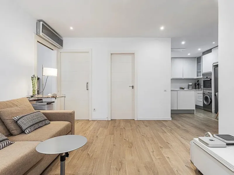 Ground Floor Apartment with Community Pool in Pedralbes, Barcelona