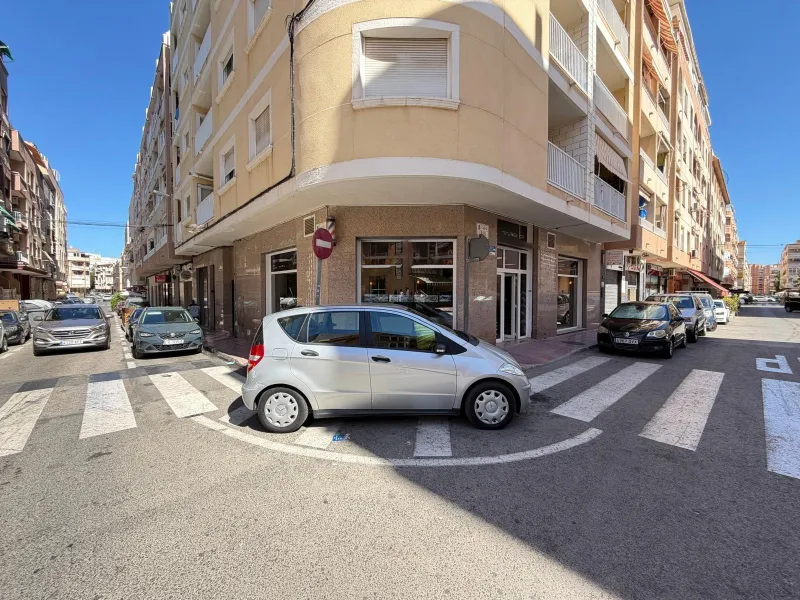 COMMERCIAL SPACE IN A TOP LOCATION OF TORREVIEJA AND 200 METERS FROM LOS LOCOS BEACH. WITH A TOTAL AREA OF 121 M².