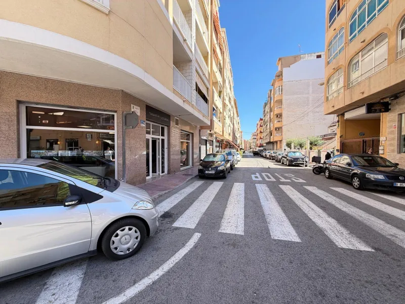 COMMERCIAL SPACE IN A TOP LOCATION OF TORREVIEJA AND 200 METERS FROM LOS LOCOS BEACH. WITH A TOTAL AREA OF 121 M².