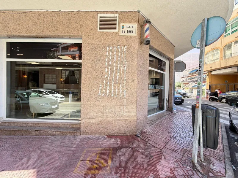 COMMERCIAL SPACE IN A TOP LOCATION OF TORREVIEJA AND 200 METERS FROM LOS LOCOS BEACH. WITH A TOTAL AREA OF 121 M².