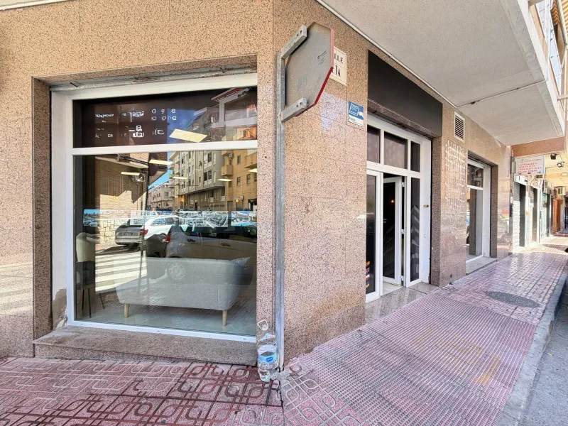 COMMERCIAL SPACE IN A TOP LOCATION OF TORREVIEJA AND 200 METERS FROM LOS LOCOS BEACH. WITH A TOTAL AREA OF 121 M².