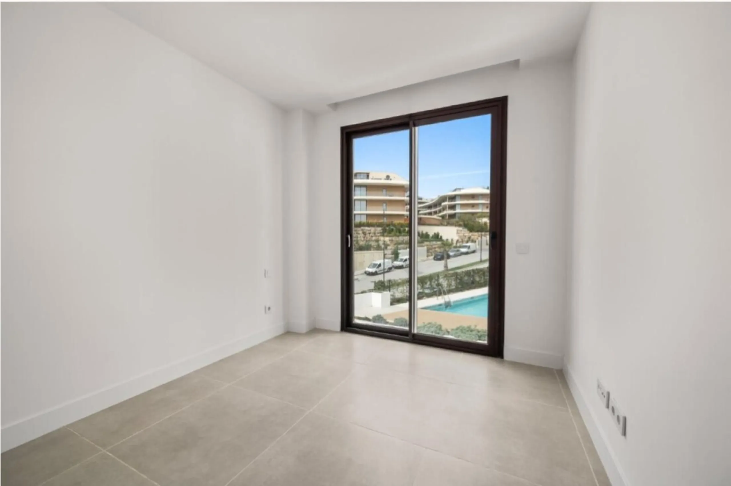 Discover elevated Mediterranean living in this striking penthouse in Reserva del Higuerón, ideally situated just a short 400-meter walk from the beaches of Fuengirola.