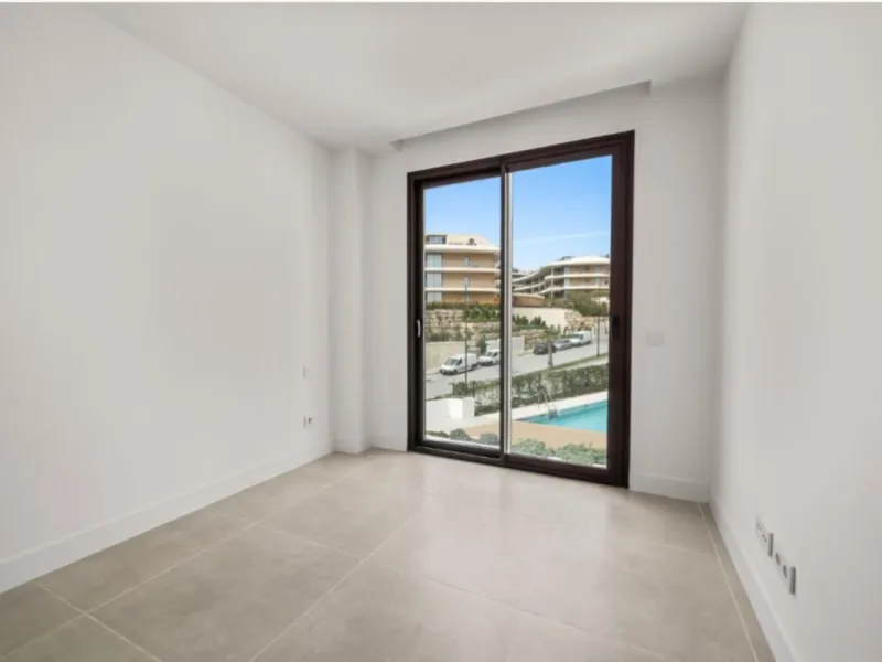 Discover elevated Mediterranean living in this striking penthouse in Reserva del Higuerón, ideally situated just a short 400-meter walk from the beaches of Fuengirola.