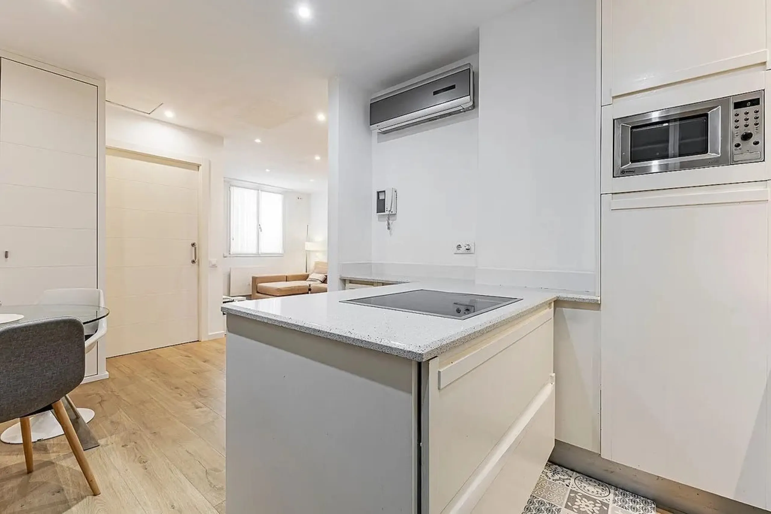 Ground Floor Apartment with Community Pool in Pedralbes, Barcelona